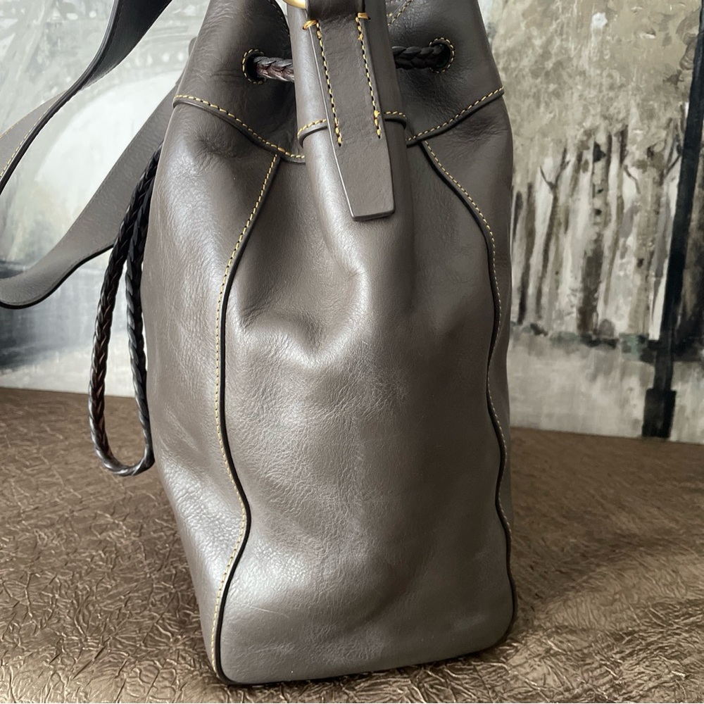 🩶🤎LG Dooney and Bourke Hattie Drawstring Bag Florentine Leather -Charcoal- $528 - Picture 6 of 16